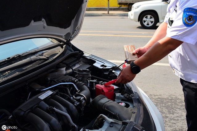 汽車電瓶沒(méi)電之搭電啟動(dòng)